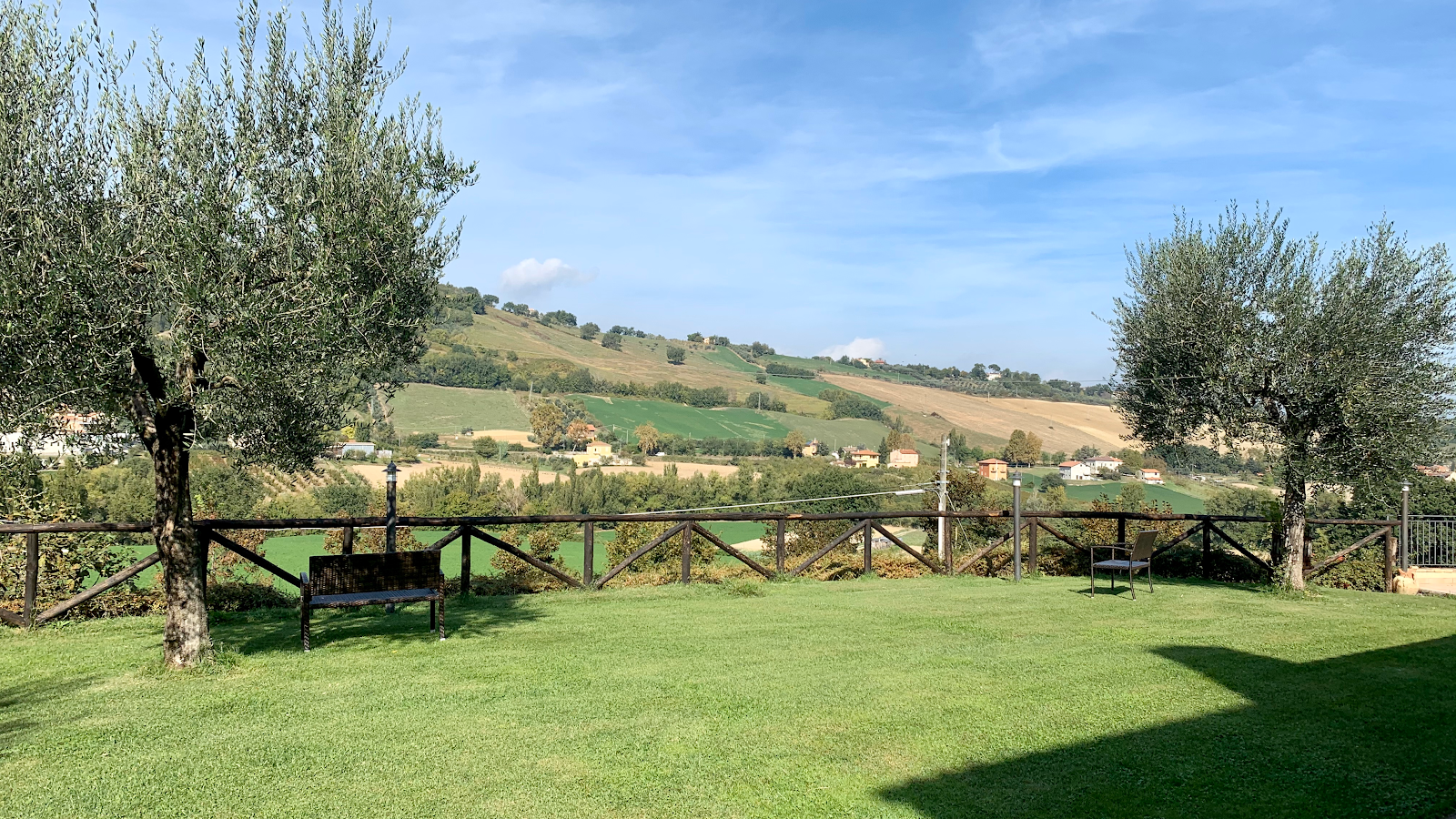 Foto di Locanda Montelippo - Ristorante e Agriturismo con piscina nelle colline marchigiane vicino a Pesaro e Urbino